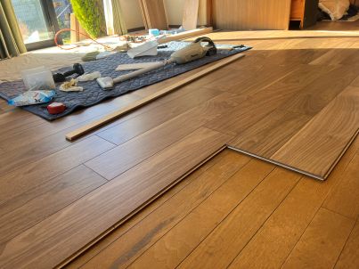 床板も順調に張り進んでいますよ