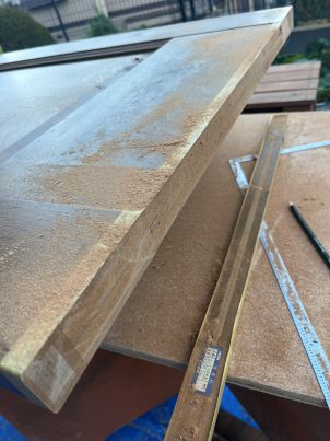 床が12mm上がった分だけドアの下もカット