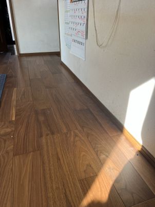 フローリングの張りじまいは丁寧にカンナで調整