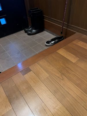 LDKもだいたい終わってきたので玄関側　廊下の床張り