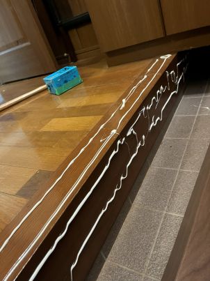 ボンドはウレタンボンド　框の加工が終わったのでボンドを付けてます