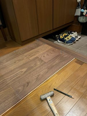 廊下のフローリングも張っていきます