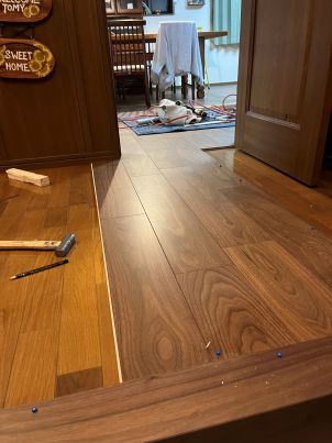 廊下のフローリング張りも一応順調