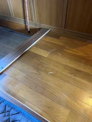 火曜日の続きのフローリング工事