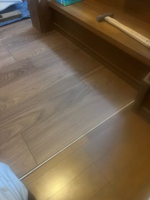 ペースはいつもよりもスローでも確実にフローリングを張っています