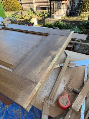 廊下から洗面室に入るドアの下を12mm分カットしています