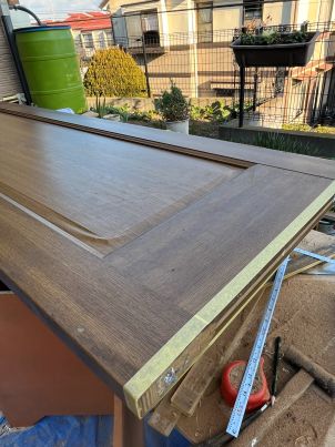 床を張ったのでドアを下を切りました