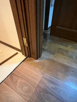 今日一日で廊下の床張りが完了しました