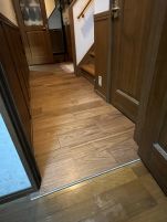 玄関から廊下にかけての床張りが終わりました